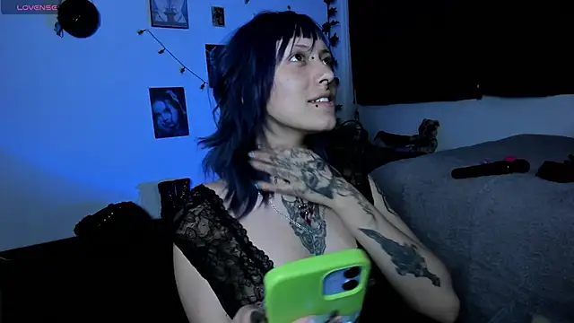 Snapshot of kattusauruss chatting on 10/21/25, 03:40 kattusauruss online show from 10/21/25, 03:40