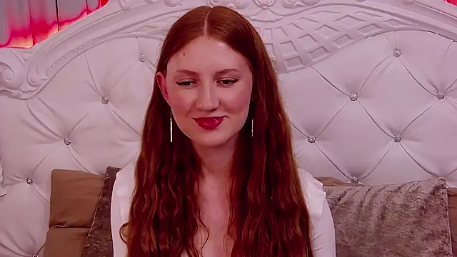 Snapshot of SaraMoor chatting on 10/21/25, 04:30 SaraMoor online show from 10/21/25, 04:30