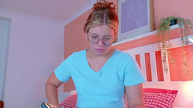 Snapshot of BelaMiller_ chatting on 09/29/25, 11:37 BelaMiller  online show from 09/29/25, 11:37