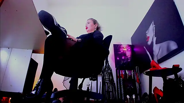 Snapshot of demisweet chatting on 11/17/25, 09:31 demisweet online show from 11/17/25, 09:31