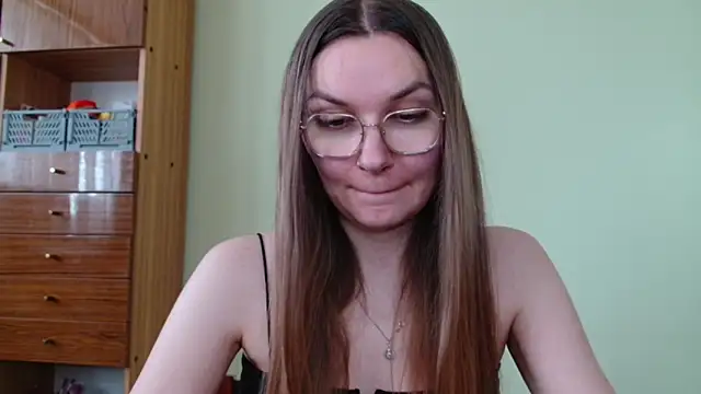 Snapshot of LooveELLYx chatting on 05/05/26, 01:41 LooveELLYx online show from 05/05/26, 01:41