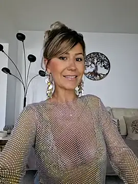 Snapshot of CelynaRoss chatting on 04/16/26, 09:32 CelynaRoss online show from 04/16/26, 09:32