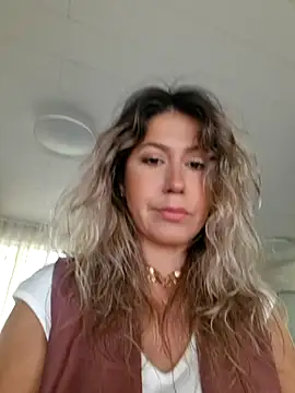 Snapshot of CelynaRoss chatting on 07/05/26, 09:38 CelynaRoss online show from 07/05/26, 09:38