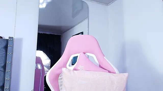 Snapshot of GraceWallace_ chatting on 04/01/26, 04:57 GraceWallace online show from 04/01/26, 04:57