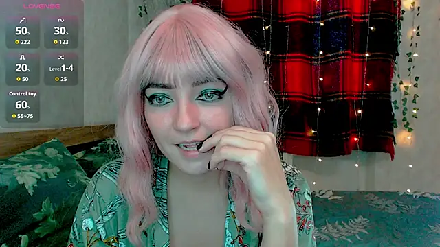 Snapshot of MagicPink chatting on 12/18/25, 12:00 MagicPink online show from 12/18/25, 12:00