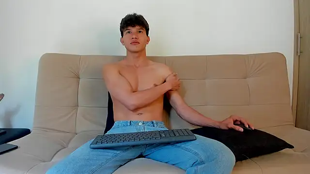 Snapshot of 2Amateur_Guys chatting on 04/06/26, 02:40 2Amateur Guys online show from 04/06/26, 02:40