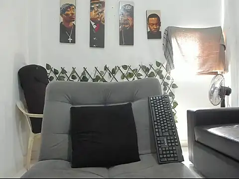 Snapshot of Latins_Boss chatting on 04/24/26, 06:21 Latins Boss online show from 04/24/26, 06:21