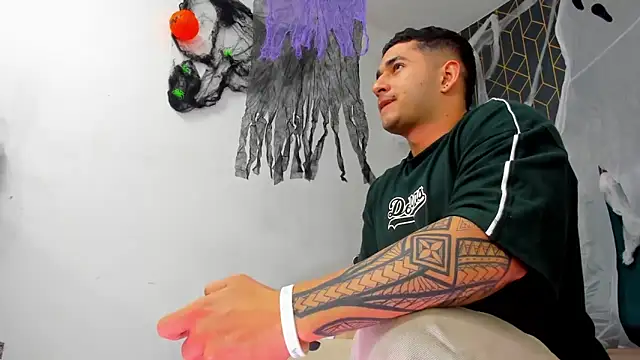 king falconer online show from 10/14/25, 04:02