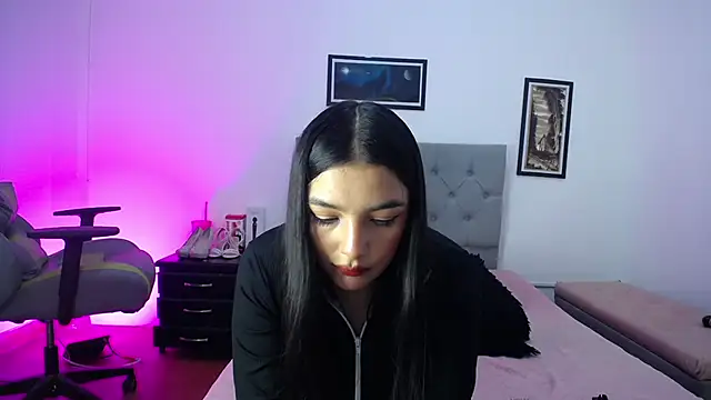 Snapshot of Esmeraldaa- chatting on 10/19/25, 04:46 Esmeraldaa- online show from 10/19/25, 04:46