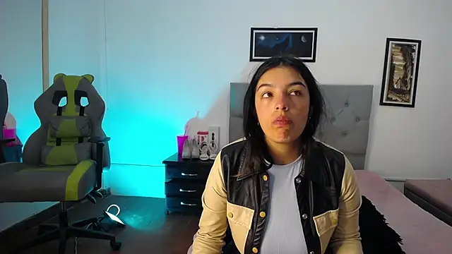 Esmeraldaa- online show from 10/23/25, 04:01