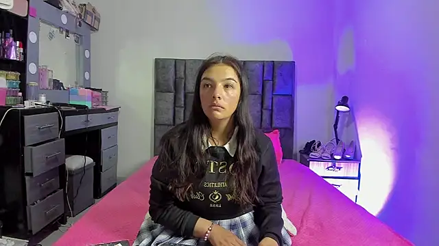 Snapshot of Esmeraldaa- chatting on 12/17/25, 05:24 Esmeraldaa- online show from 12/17/25, 05:24