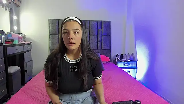 Snapshot of Esmeraldaa- chatting on 12/22/25, 04:31 Esmeraldaa- online show from 12/22/25, 04:31