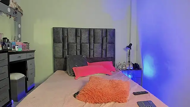 Snapshot of Esmeraldaa- chatting on 01/08/26, 05:54 Esmeraldaa- online show from 01/08/26, 05:54