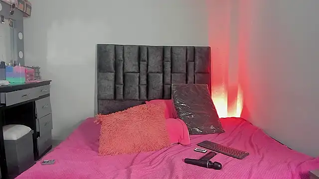 Snapshot of Esmeraldaa- chatting on 02/07/26, 06:17 Esmeraldaa- online show from 02/07/26, 06:17