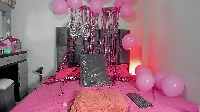 Snapshot of Esmeraldaa- chatting on 02/12/26, 04:07 Esmeraldaa- online show from 02/12/26, 04:07