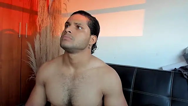 Snapshot of Evansdark1 chatting on 11/25/25, 10:32 Evansdark1 online show from 11/25/25, 10:32