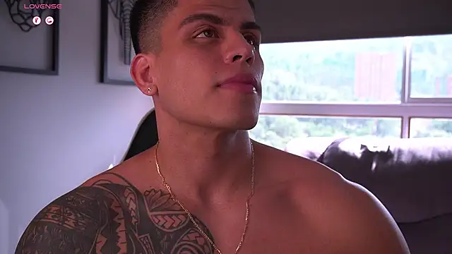 Snapshot of tyler_muscle1 chatting on 09/18/25, 07:49 tyler muscle1 online show from 09/18/25, 07:49