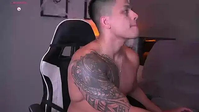 Snapshot of tyler_muscle1 chatting on 10/22/25, 01:17 tyler muscle1 online show from 10/22/25, 01:17