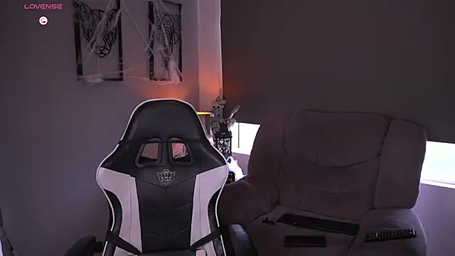 Snapshot of tyler_muscle1 chatting on 10/25/25, 01:40 tyler muscle1 online show from 10/25/25, 01:40