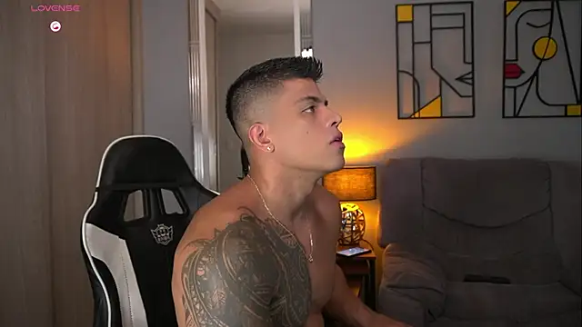 Snapshot of tyler_muscle1 chatting on 04/25/26, 04:37 tyler muscle1 online show from 04/25/26, 04:37