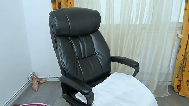 Snapshot of NaughtyWifey1 chatting on 09/10/25, 04:45 NaughtyWifey1 online show from 09/10/25, 04:45