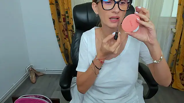 Snapshot of NaughtyWifey1 chatting on 09/11/25, 05:18 NaughtyWifey1 online show from 09/11/25, 05:18