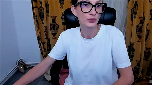 Snapshot of NaughtyWifey1 chatting on 09/19/25, 04:47 NaughtyWifey1 online show from 09/19/25, 04:47