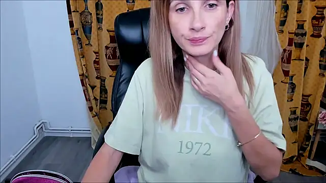 Snapshot of NaughtyWifey1 chatting on 10/03/25, 05:04 NaughtyWifey1 online show from 10/03/25, 05:04