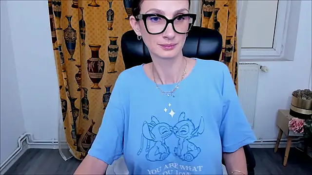 Snapshot of NaughtyWifey1 chatting on 11/06/25, 04:57 NaughtyWifey1 online show from 11/06/25, 04:57