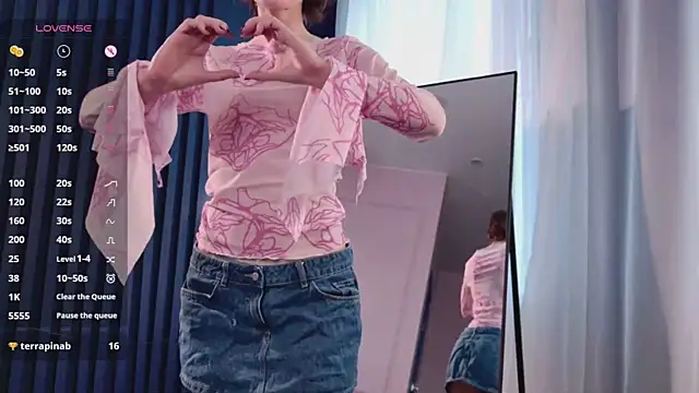 Snapshot of chloe_dreammm chatting on 02/06/26, 12:19 chloe dreammm online show from 02/06/26, 12:19