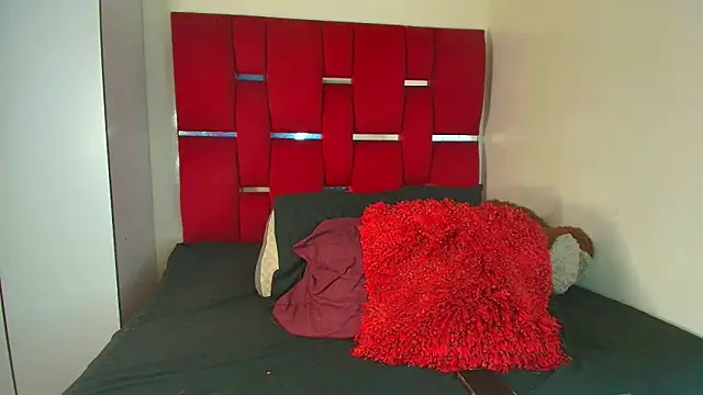 Camila hot ts online show from 12/19/25, 02:13