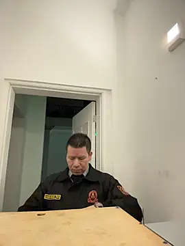 Snapshot of Manu0586 chatting on 11/21/25, 12:32 Manu0586 online show from 11/21/25, 12:32