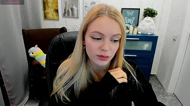 Snapshot of KatherineePierce chatting on 10/20/25, 05:35 KatherineePierce online show from 10/20/25, 05:35