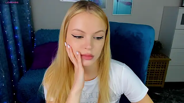 Snapshot of KatherineePierce chatting on 11/30/25, 01:04 KatherineePierce online show from 11/30/25, 01:04