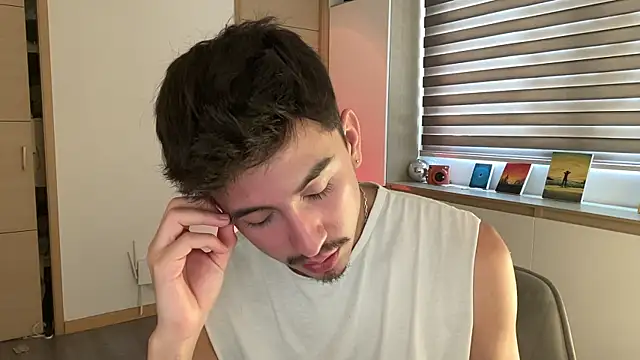 Snapshot of sweettaaron01 chatting on 12/19/25, 06:15 sweettaaron01 online show from 12/19/25, 06:15