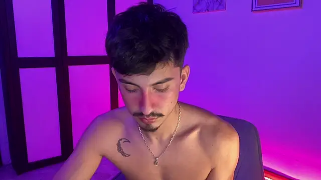 Snapshot of sweettaaron01 chatting on 01/10/26, 04:03 sweettaaron01 online show from 01/10/26, 04:03