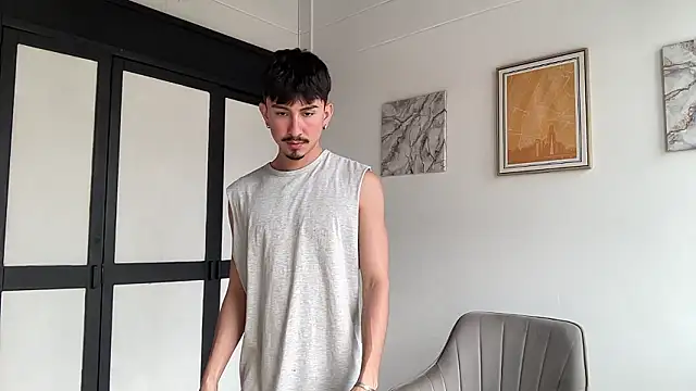 Snapshot of sweettaaron01 chatting on 02/16/26, 05:42 sweettaaron01 online show from 02/16/26, 05:42