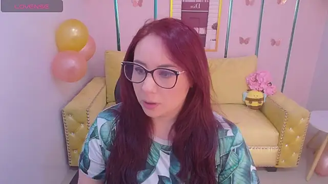 Snapshot of bellatrix_ch chatting on 04/06/26, 01:12 bellatrix ch online show from 04/06/26, 01:12