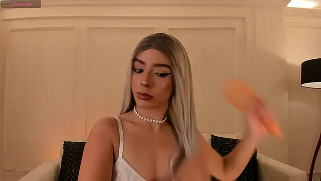 IsabellaMoreau online show from 12/22/25, 07:22