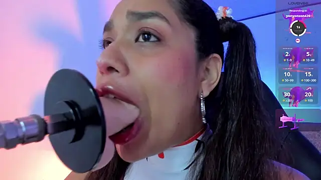 Snapshot of giselle_upp chatting on 11/15/25, 03:48 giselle upp online show from 11/15/25, 03:48