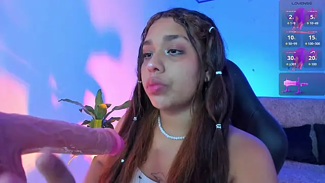 Snapshot of giselle_upp chatting on 11/27/25, 02:35 giselle upp online show from 11/27/25, 02:35