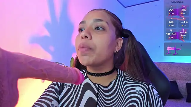 Snapshot of giselle_upp chatting on 11/28/25, 04:04 giselle upp online show from 11/28/25, 04:04