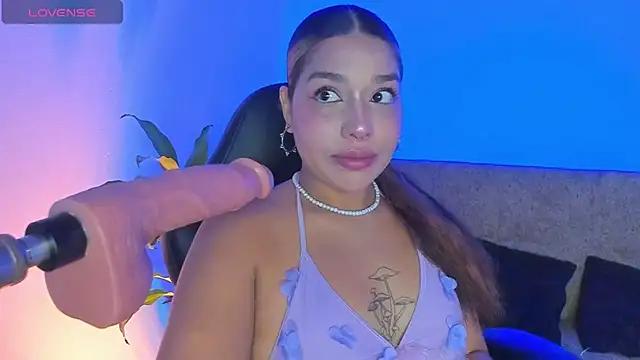 Snapshot of giselle_upp chatting on 04/18/26, 10:54 giselle upp online show from 04/18/26, 10:54