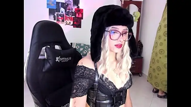 Snapshot of Oliver_and_kalypso chatting on 10/25/25, 02:52 Oliver and kalypso online show from 10/25/25, 02:52