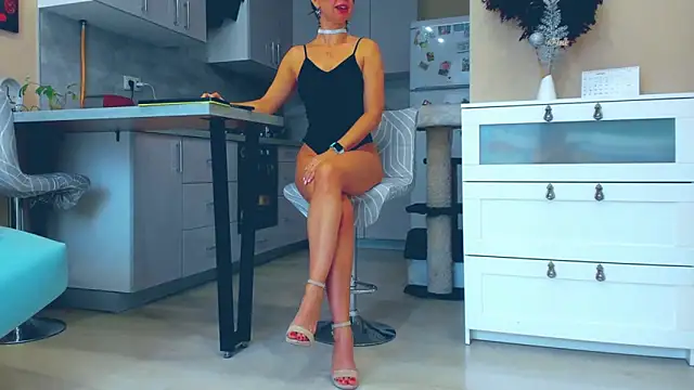 Snapshot of MadinaBrown chatting on 10/21/25, 09:21 MadinaBrown online show from 10/21/25, 09:21