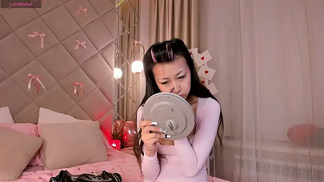 Snapshot of Nelly_Kimm chatting on 03/03/26, 01:01 Nelly Kimm online show from 03/03/26, 01:01