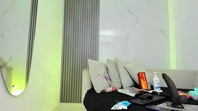 Snapshot of kiaratentation chatting on 09/19/25, 10:32 kiaratentation online show from 09/19/25, 10:32