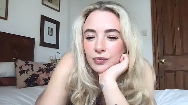 Snapshot of rosiegirl33 chatting on 03/20/26, 11:37 rosiegirl33 online show from 03/20/26, 11:37