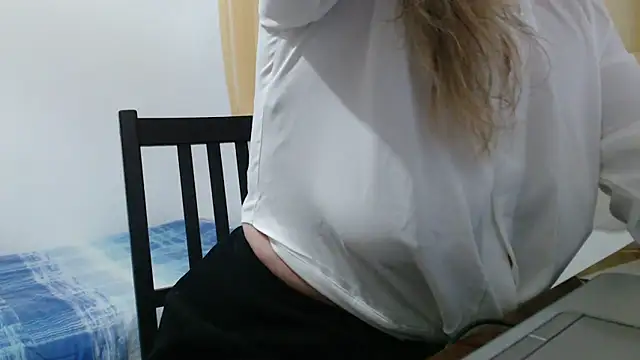 Snapshot of SerenaMilf chatting on 03/25/26, 08:37 SerenaMilf online show from 03/25/26, 08:37