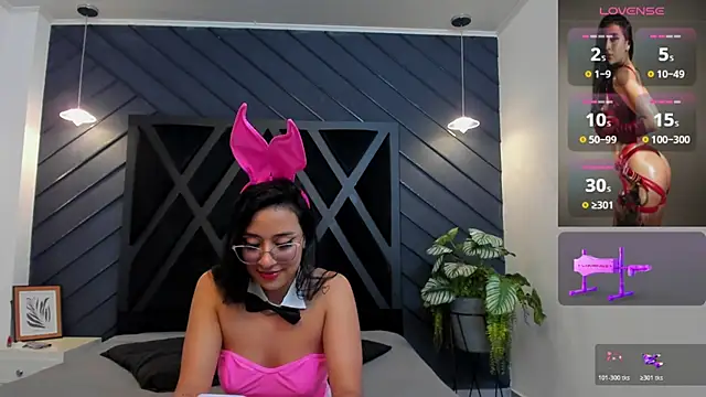 zoe martins  online show from 10/31/25, 05:36